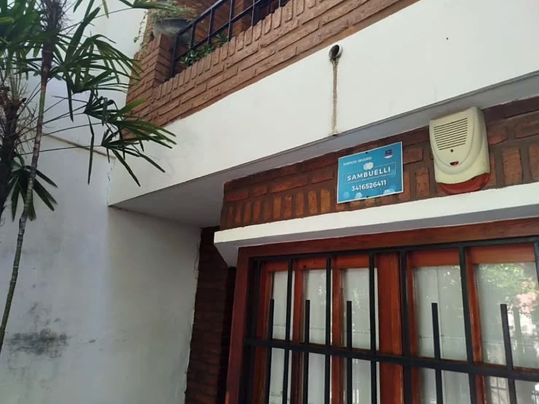 Casa protegida por Sambuelli en Rosario, con el cartel y la sirena