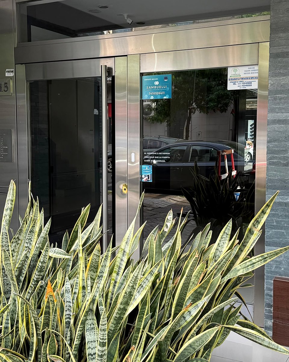 Entrada de un edificio protegido por Sambuelli en Rosario