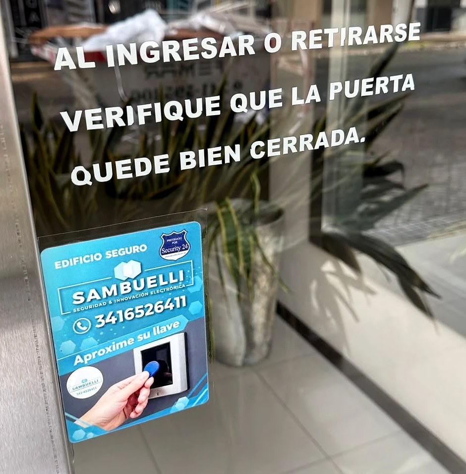 Calco de Sambuelli en la puerta de un edificio cliente: aproxime su llave